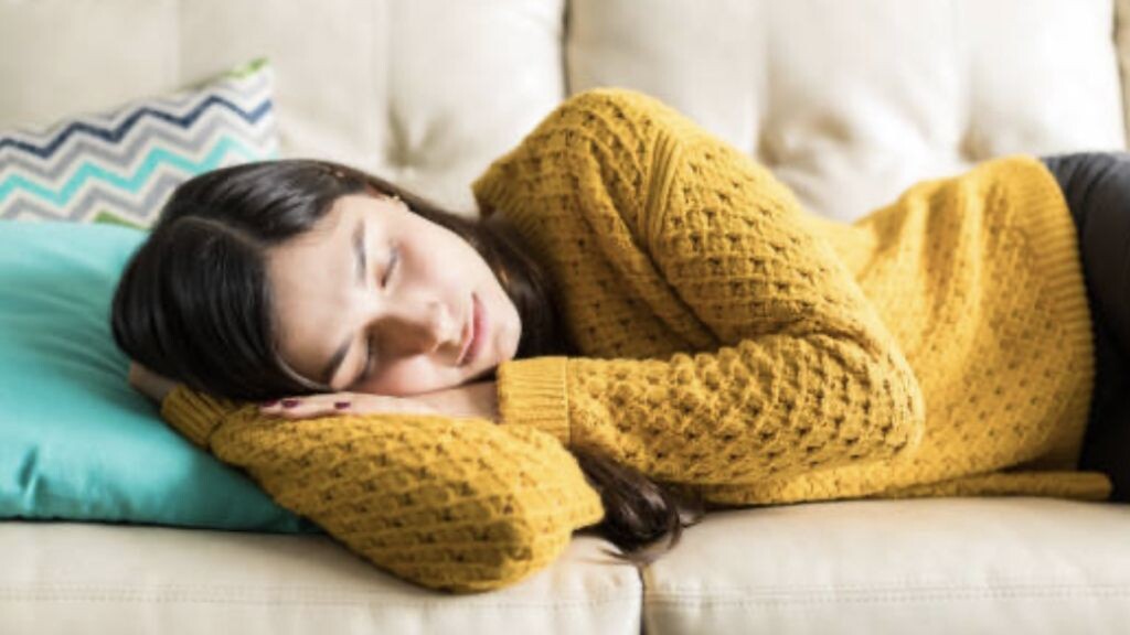     Девушка спит. Источник: commons.wikimedia.org Автор фото: U3207862