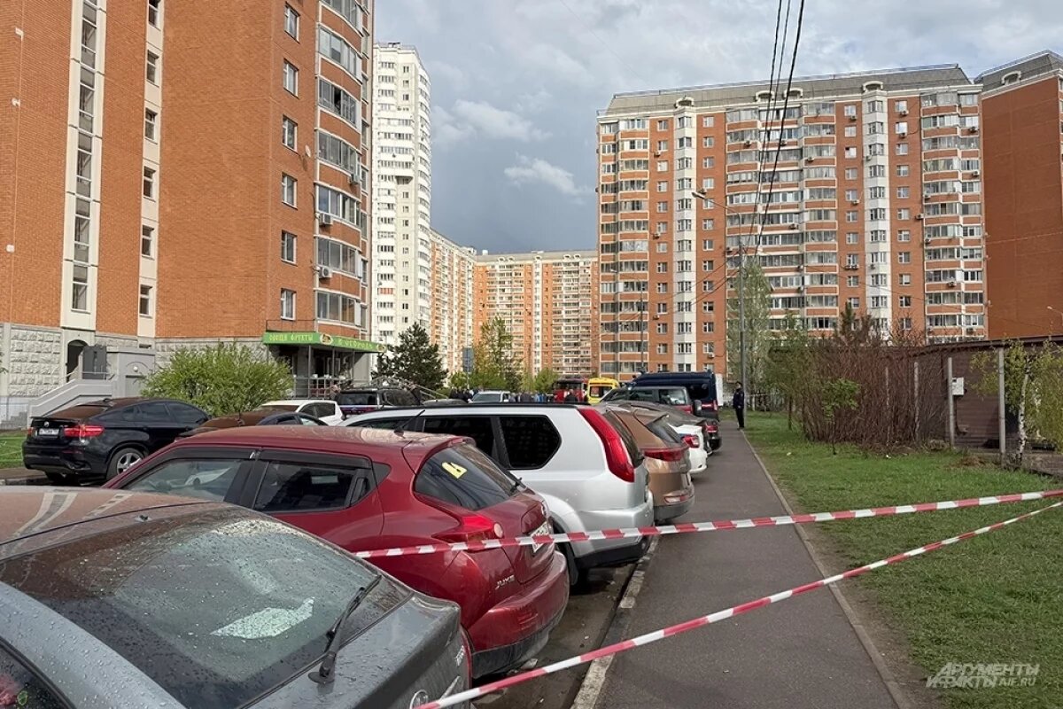    Выбило стекла.