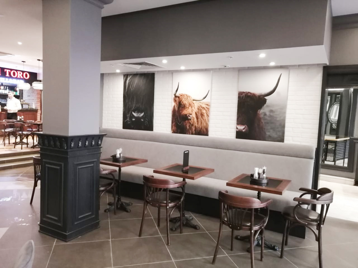 Гриль-кафе Del Toro. Стена с быками