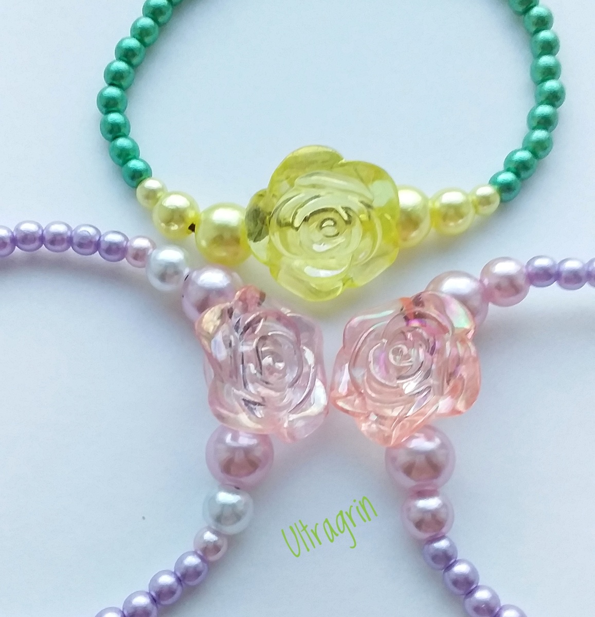 Бусины-розочки в центре браслетов.