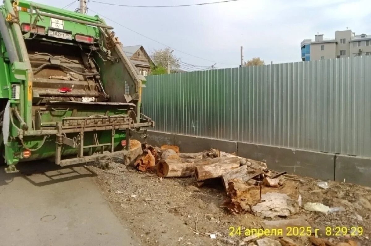    Астраханцы выбрасывают ветки, автомобильные шины и строймусор в контейнеры