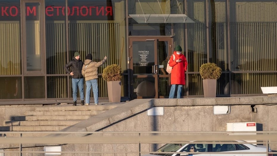    Люди стоят у дверей частной медицинской клиники. Автор фото: Тихонов Михаил