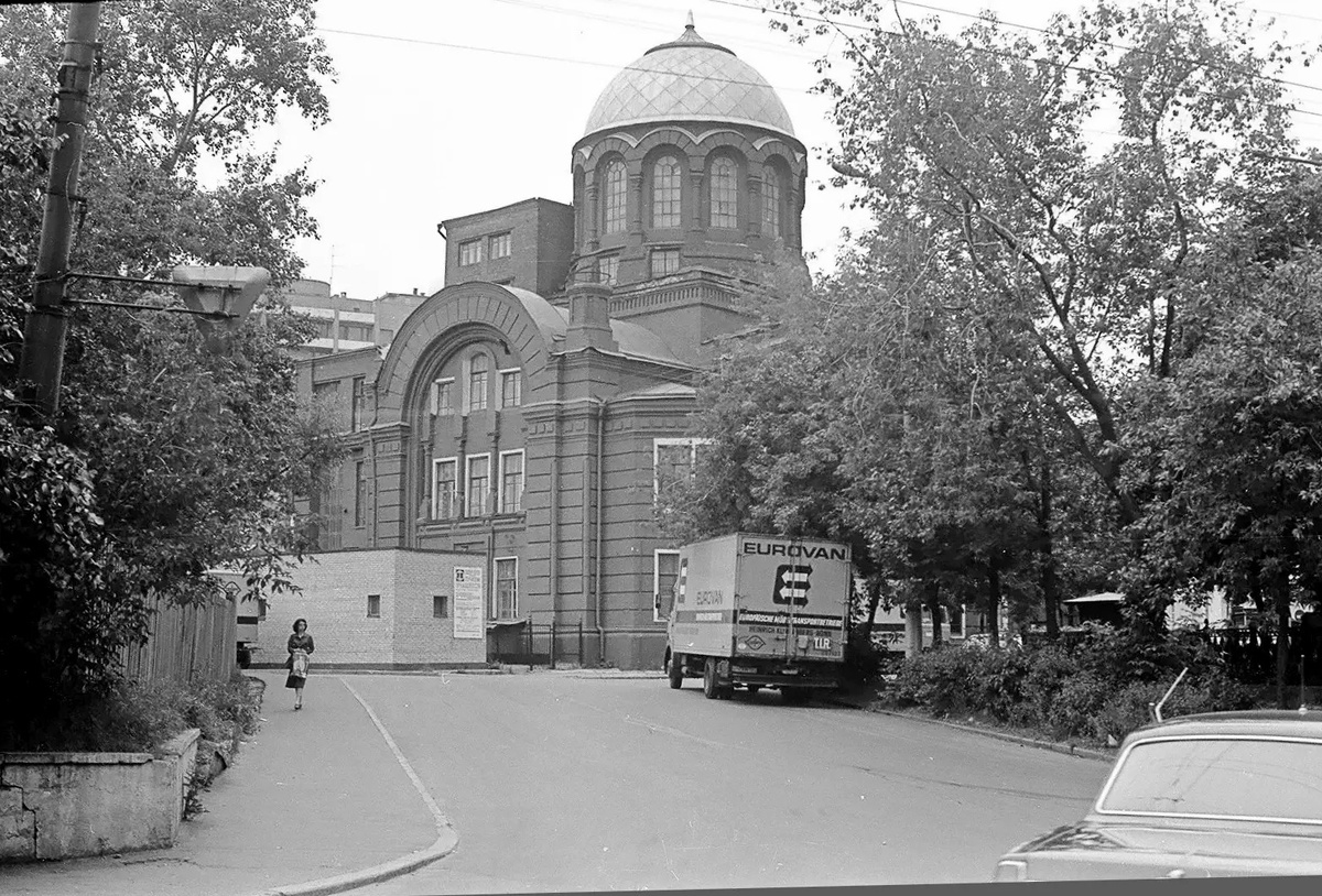 МЭМТ (Московский электромеханический техникум) имени Красина в 1970-е находился на Большой Грузинской, 13, в здании Храма Святого Великомученика Георгия Победоносца. Фото И. Нагайцева, 1982-1983 г. 