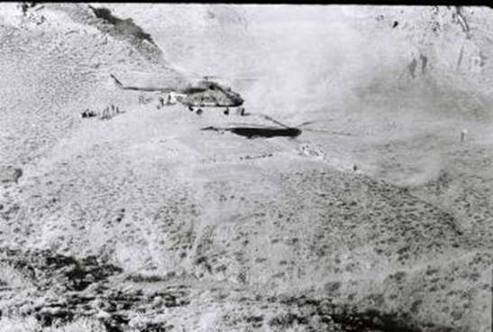 Ми-8 садится на вертолётную площадку на точке «Чашмайи-Инджир» которую мы построили. Съёмка с 4-й точки. КП и НП, где я был со своими ребятами, были за площадкой и выше.
