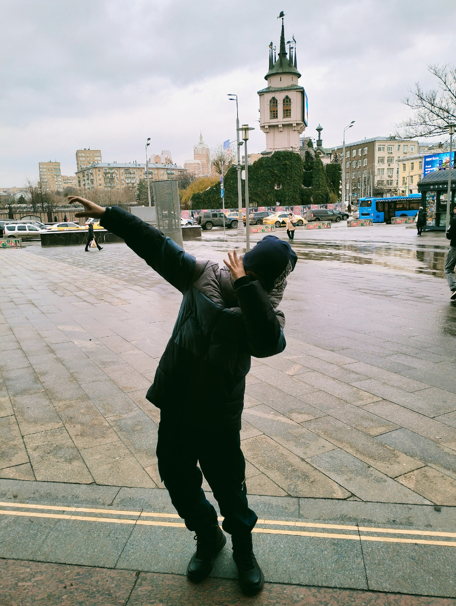 Центральный вход в зоопарк, вид от станции метро. 