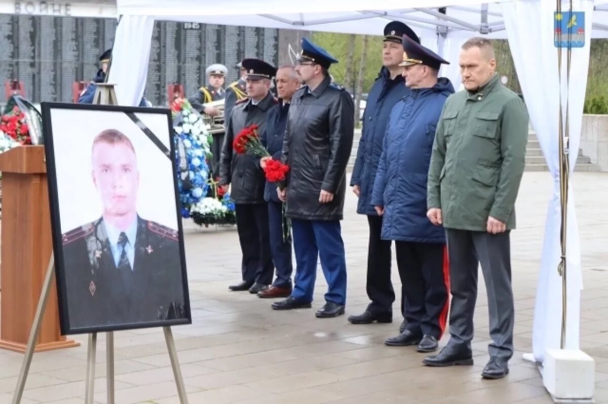    В Кингисеппе простились с убитым 24-летним лейтенантом уголовного розыска