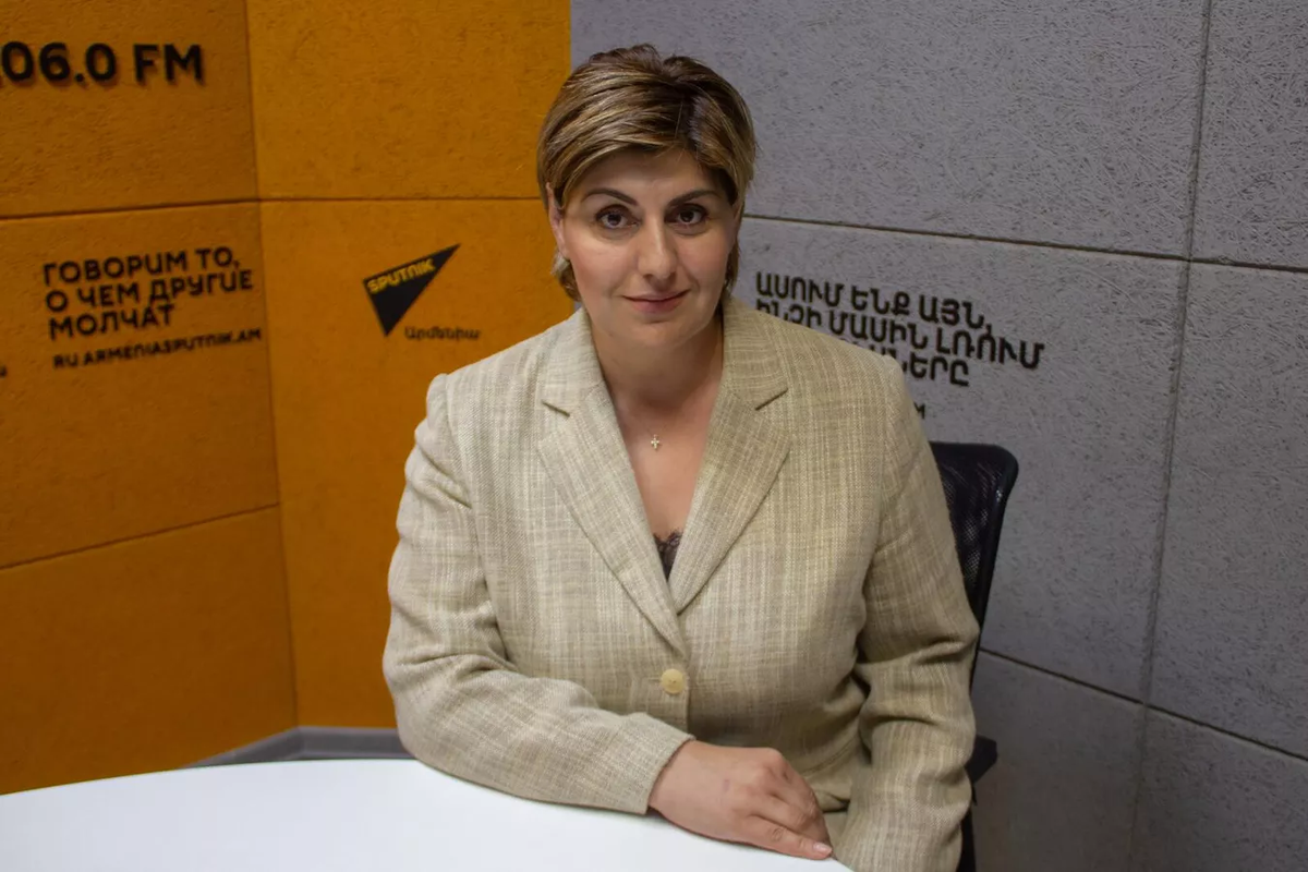Кандидат в мэры Еревана от партии "Сила Отечества" Нелли Арутюнян в гостях радио Sputnik
© Sputnik / Zara Mika