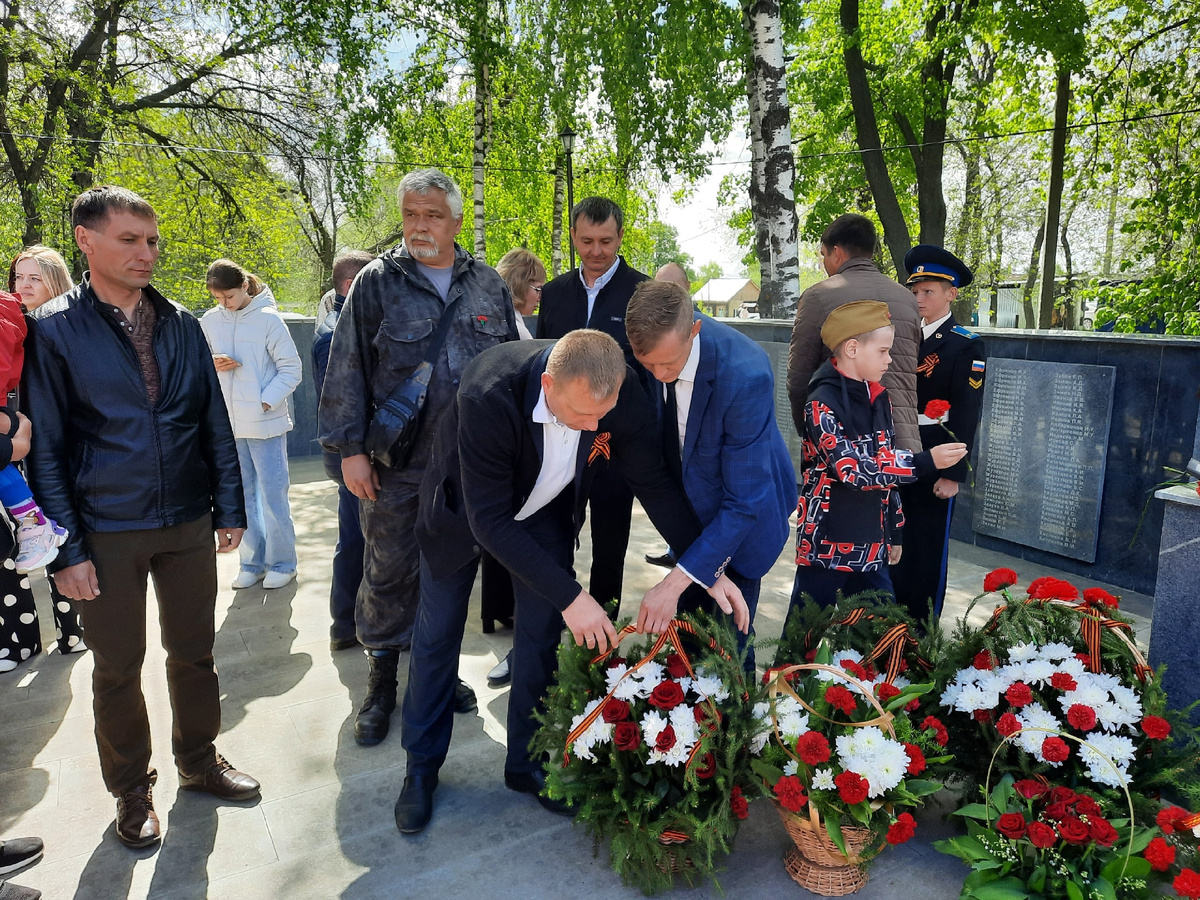 Возложение цветов к обелиску Родины Матери 9 мая