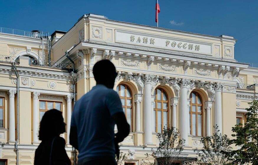    «Экономика продолжает страдать от этого! Может, шестого июня снизят»: депутат негодует от сохранения ключевой ставки ЦБ