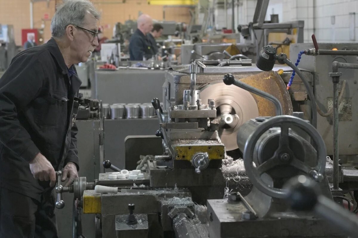    Людей не хватает во всех отраслях промышленности, а больше всего на заводах ждут токарей и фрезеровщиков