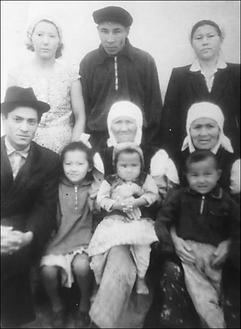 На фото мать солдата