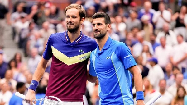 Данил Медведев и Новак Джокович. Обложка © ТАСС / Frank Franklin II