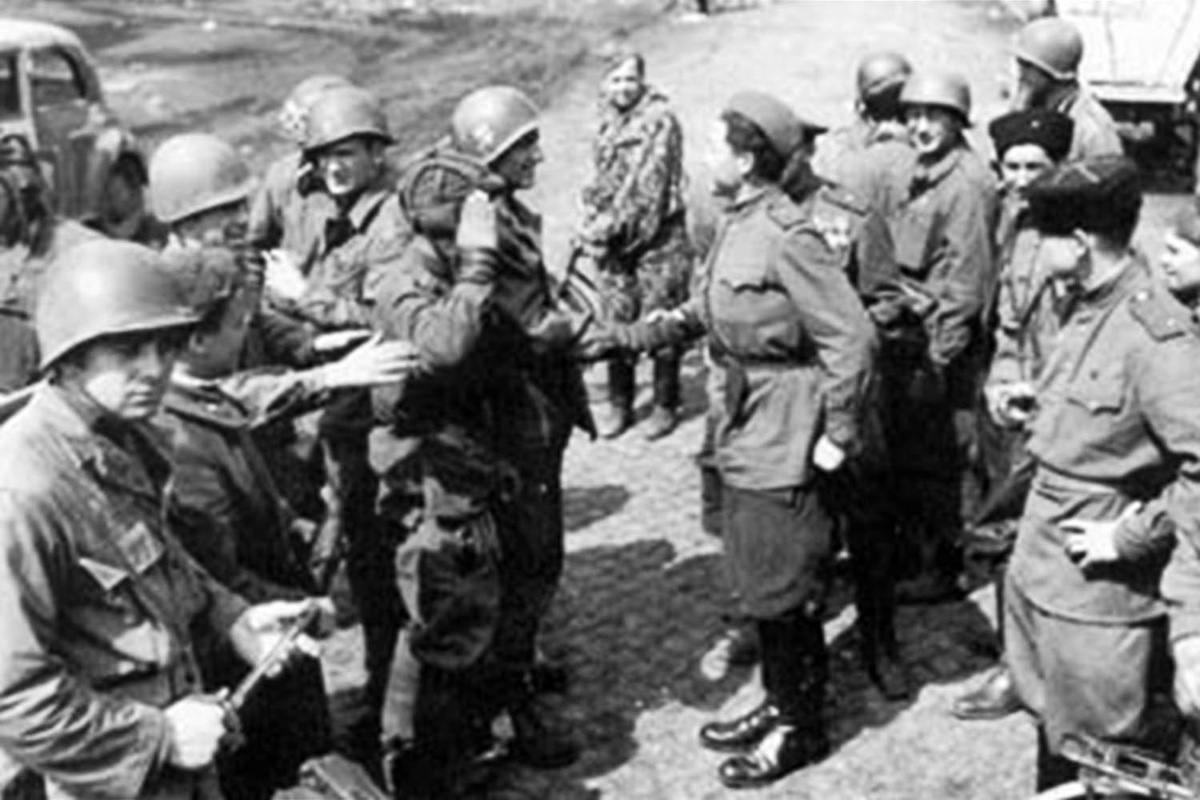    Когда расстояние между союзниками сократилось до 30 км, радисты 1-го Украинского фронта установили связь с 1-й армией США. «Скоро встретимся с вами. Мы знаем ваше расположение. Наши танки приближаются к вам. Делаем всё, чтобы скорее встретиться с вами», — передали они американцам / Wikimedia Commons/Public Domain