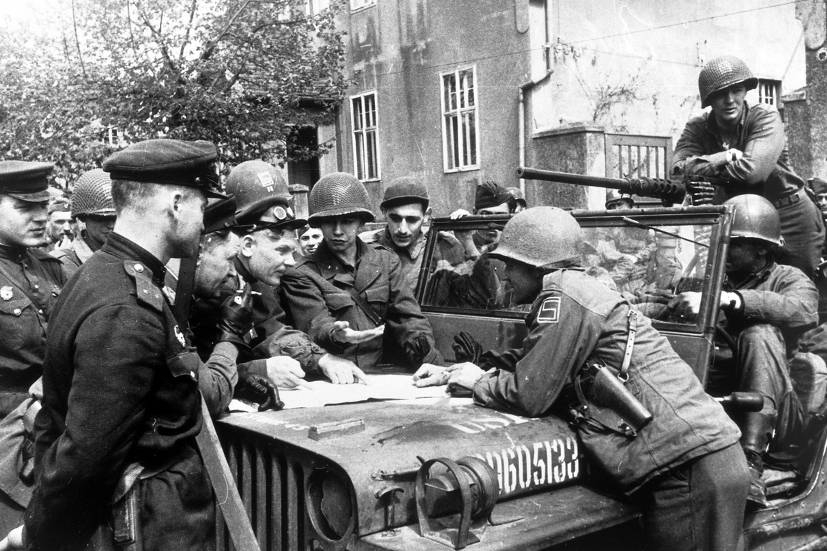    24 апреля 1945 года советское командование издало директиву, в которой военнослужащим Красной армии предписывалось относиться к союзникам приветливо, от торжественных встреч не отказываться, но при этом во всех случаях быть образцом дисциплинированности и порядка / РИА Новости / Александр Устинов