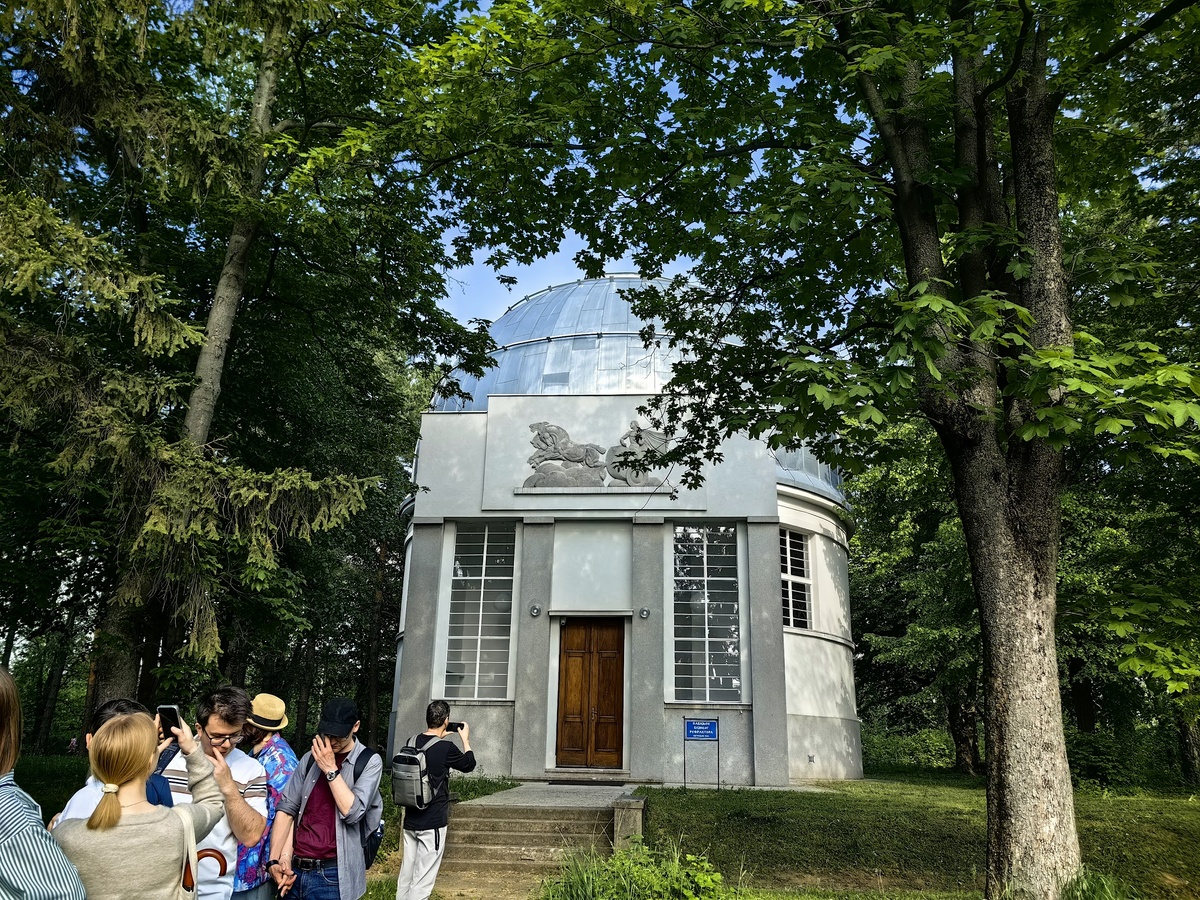 Экскурсанты у здания Большого рефрактора