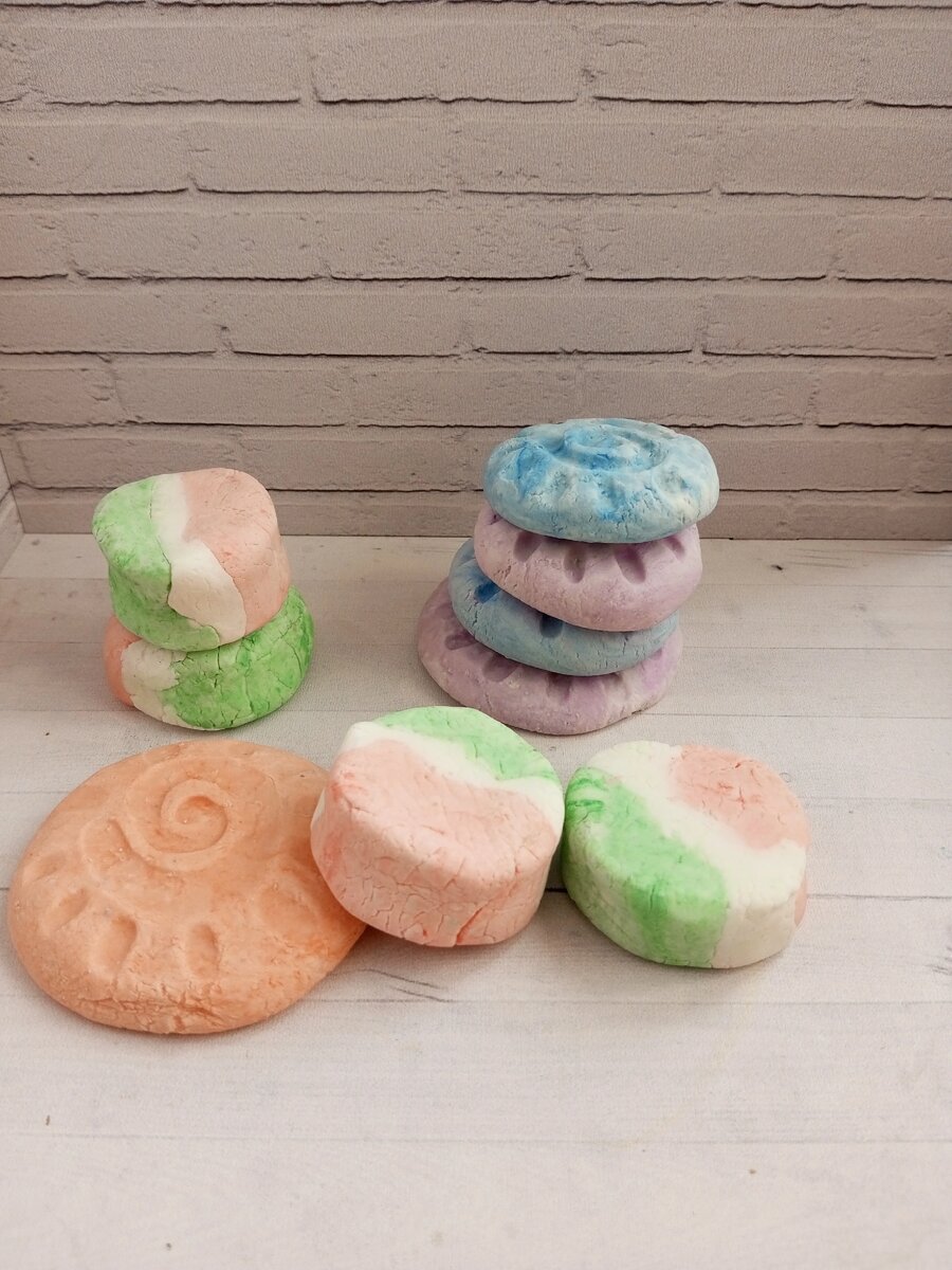 Яркие кусочки тверда