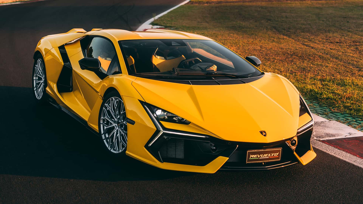 Automobili Lamborghini  — итальянская компания-производитель премиальных спортивных автомобилей «Ламборгини».