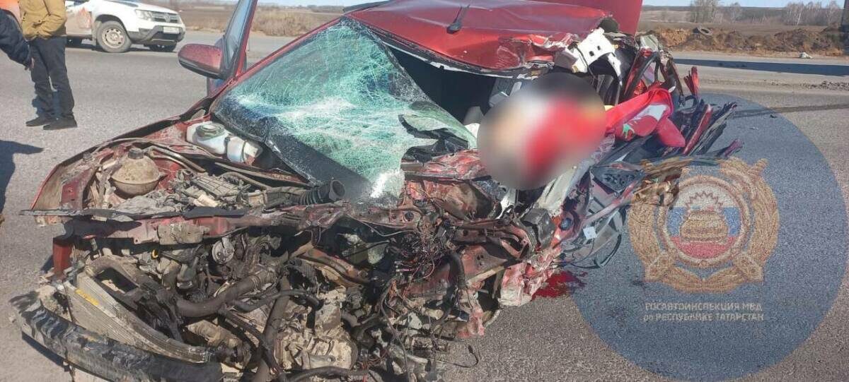 Водитель автомобиля «Лада» уснул за рулем, выехал на встречную полосу и столкнулся с грузовым автомобилем Mitsubishi. Водитель и 7-летняя пассажирка легковушки погиблиФото: Госавтоинспекция Татарстана