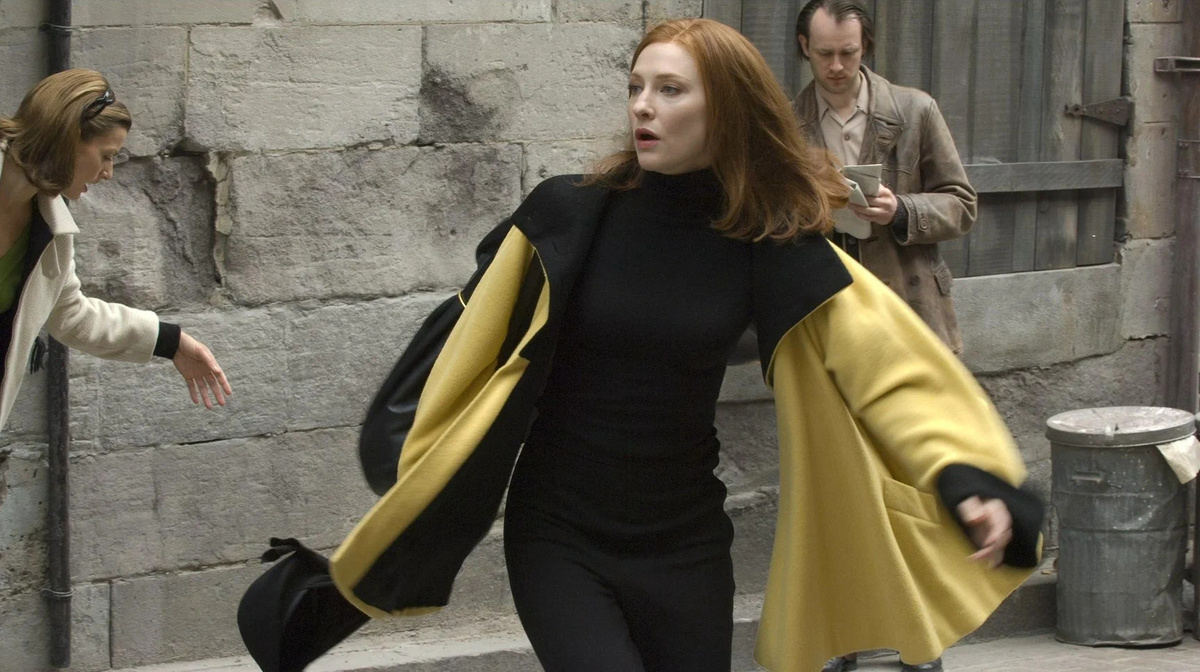 Дейзи переходит дорогу. Кадр из фильма "Загадочная история Бенджамина Баттона" (2008).