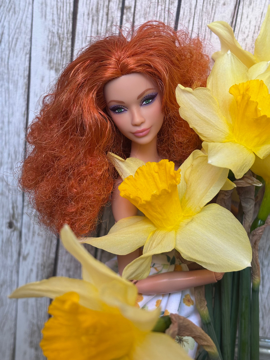 Не видно платье, но красивые нарциссы 