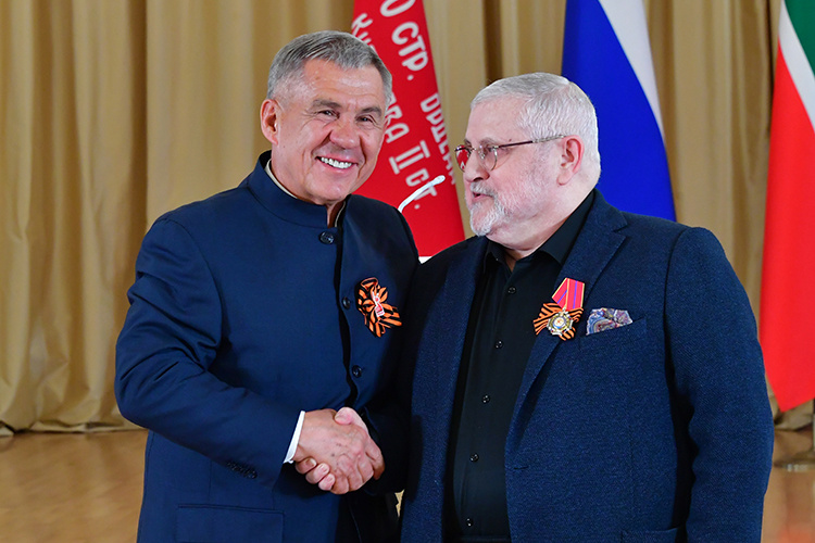    Александр Славутский единственный сегодня был удостоен ордена «За заслуги в культуре и искусстве», учрежденного указом президента России не так давно, в 2021 году..   
Фото:  rais.tatarstan.ru