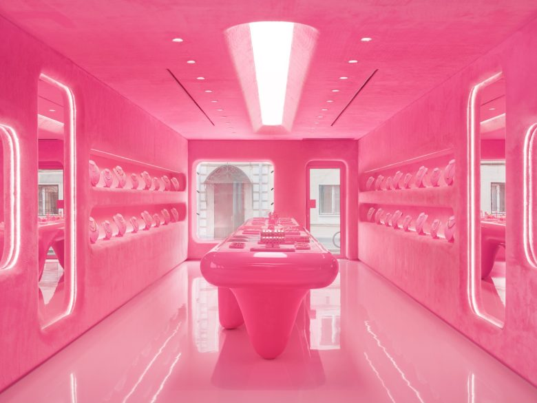 Интерьер напоминает космический корабль для Барби