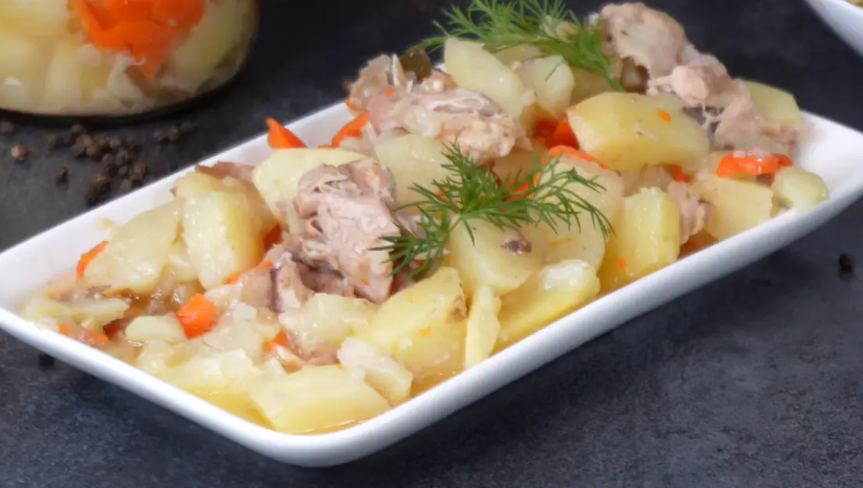 Раскладываю по банкам и убираю в холодильник, когда нужно достаю и подаю на ужин или обед