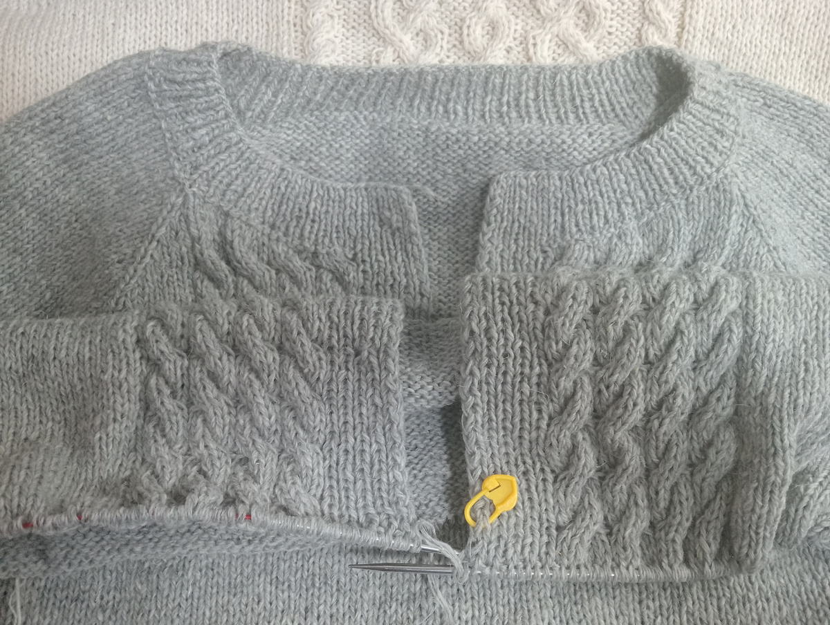 Это моя " бабушкина кофта". Маркер показывает сколько связано.