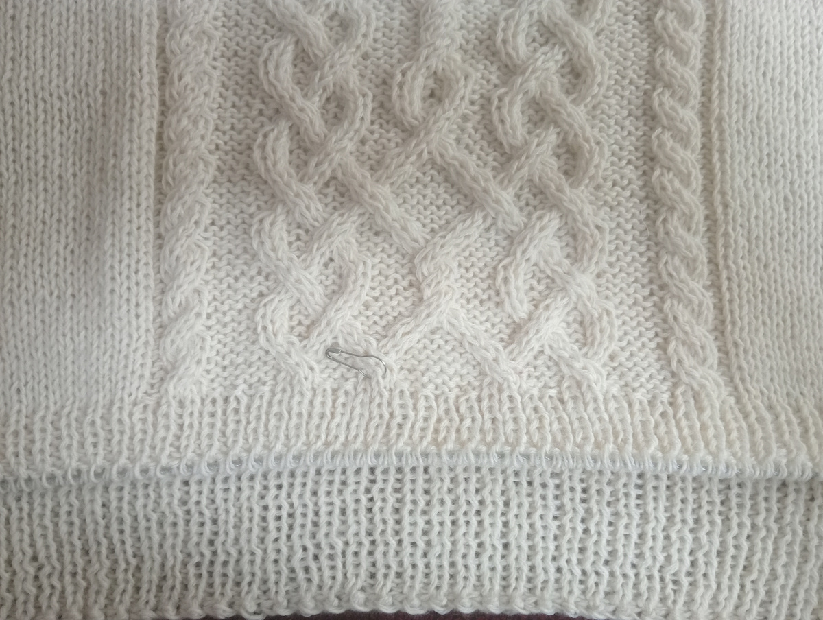 Мой почти белый джемпер. Вяжу резинку на полочке.