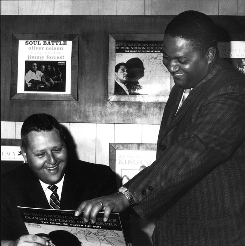 Боб Уайнсток и композитор Оливер Нелсон изучают обложку альбома Oliver Nelson Orchestra «Afro/American Sketches» (PRLP 7225, февраль 1962)