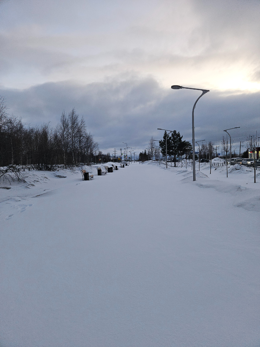 Снега местами по колено, непривычно было. 