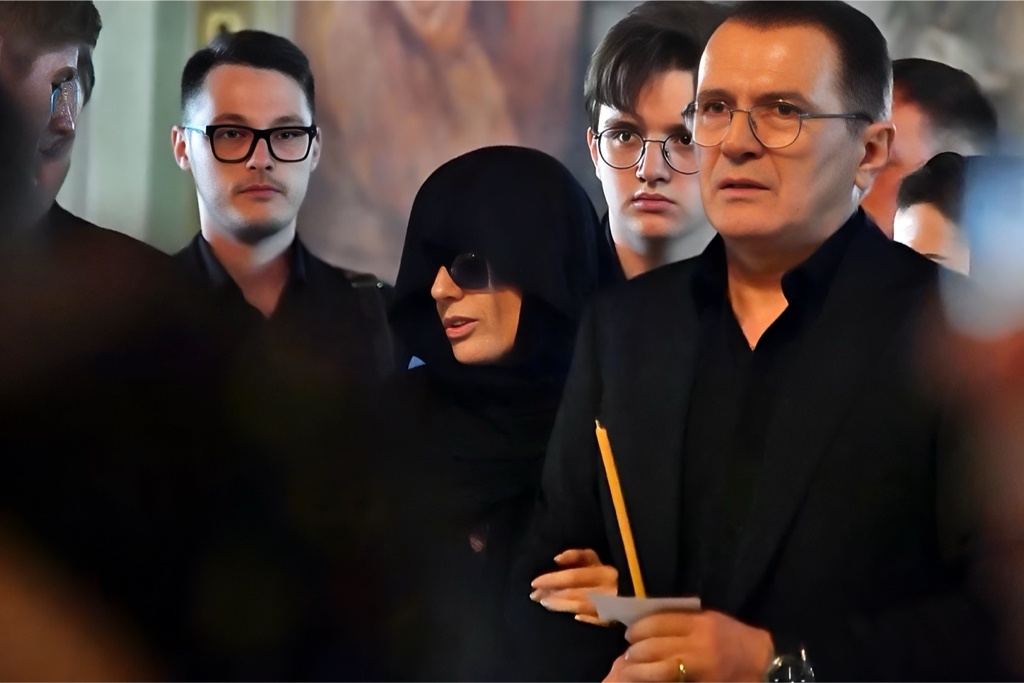 Диана Гурцкая с братом на церемонии прощания с супругом