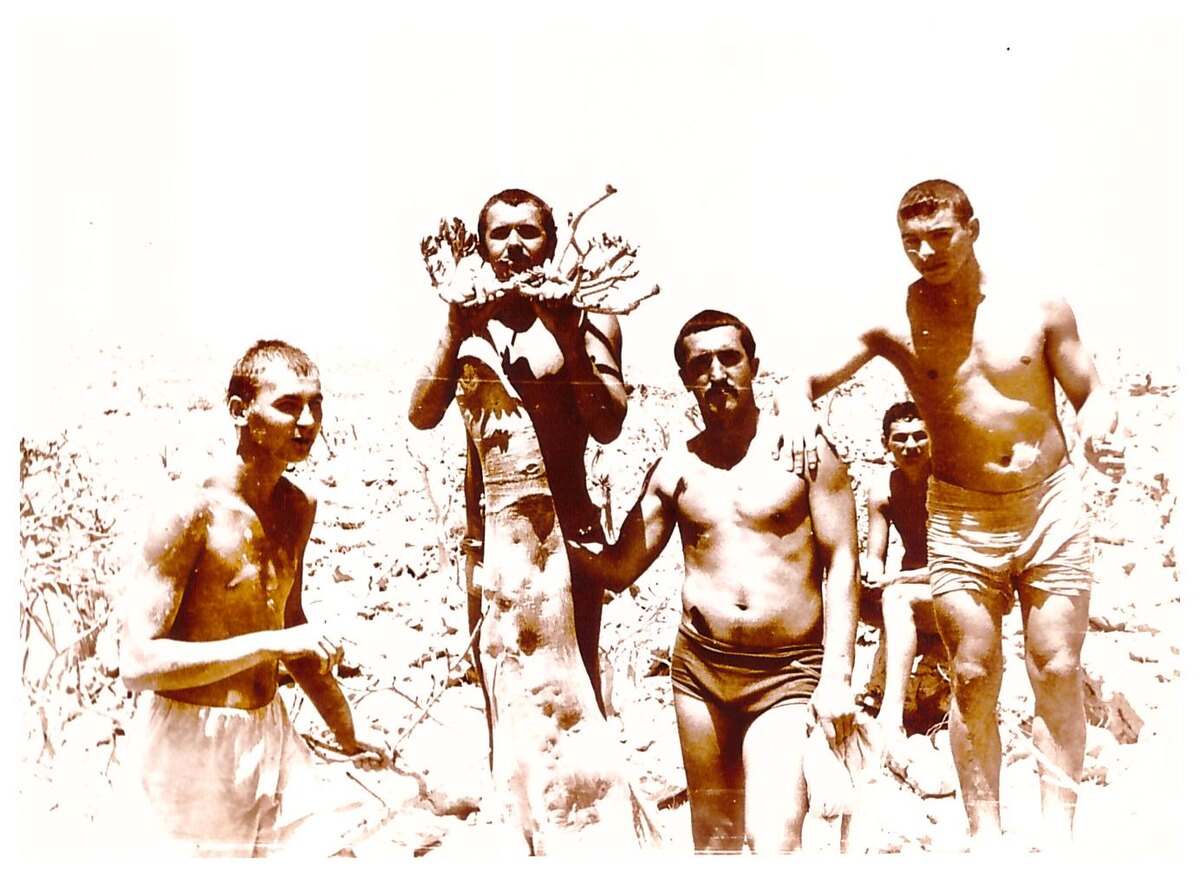 Моряки с Б-101 на Сокотре, слева направо: Коля Втюрин, Сергей Носков, Коля Полозов, Гриша Плотников, Юра Шевцов.  Фото автора.