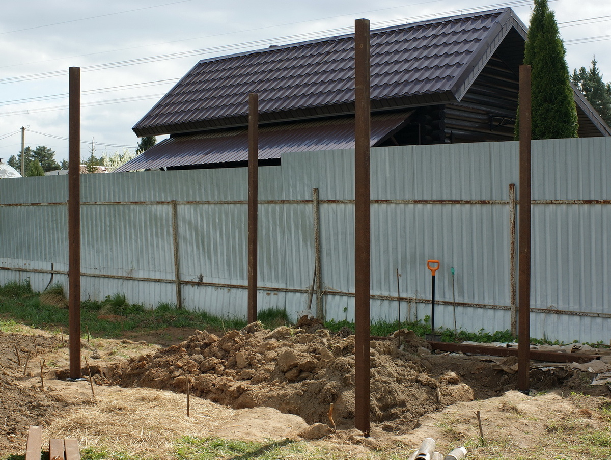 Итог вчерашнего дня. Это кажется, что опоры находятся близко к забору. На самом деле, там выделены положеные два метра под стриженые кусты. 