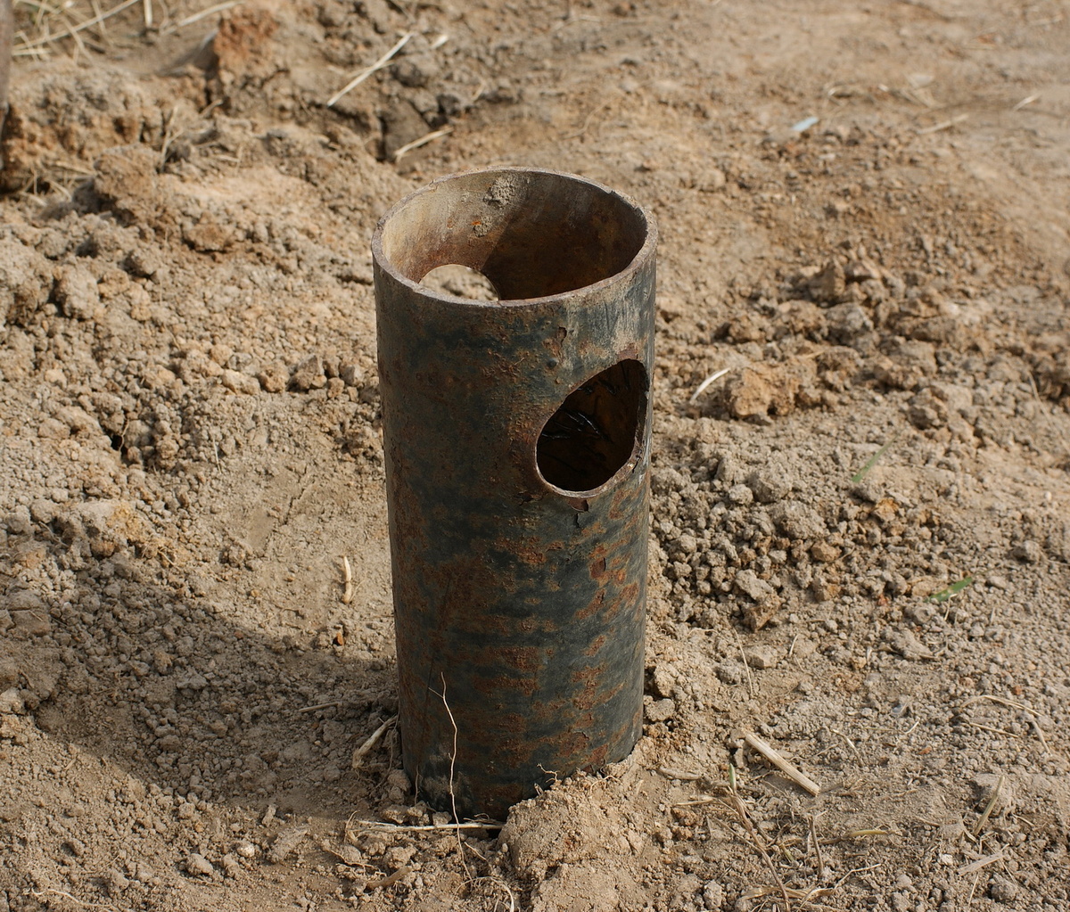 Фото сваи из первой статьи, вот вокруг нужно было подкопать. 