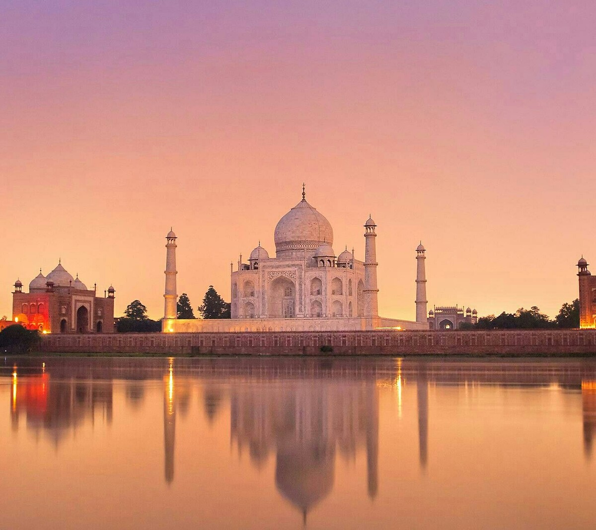 Прекрасный дворец на первой картинке и ужасные трущобы на второй... Весь завораживающий контраст Индии!