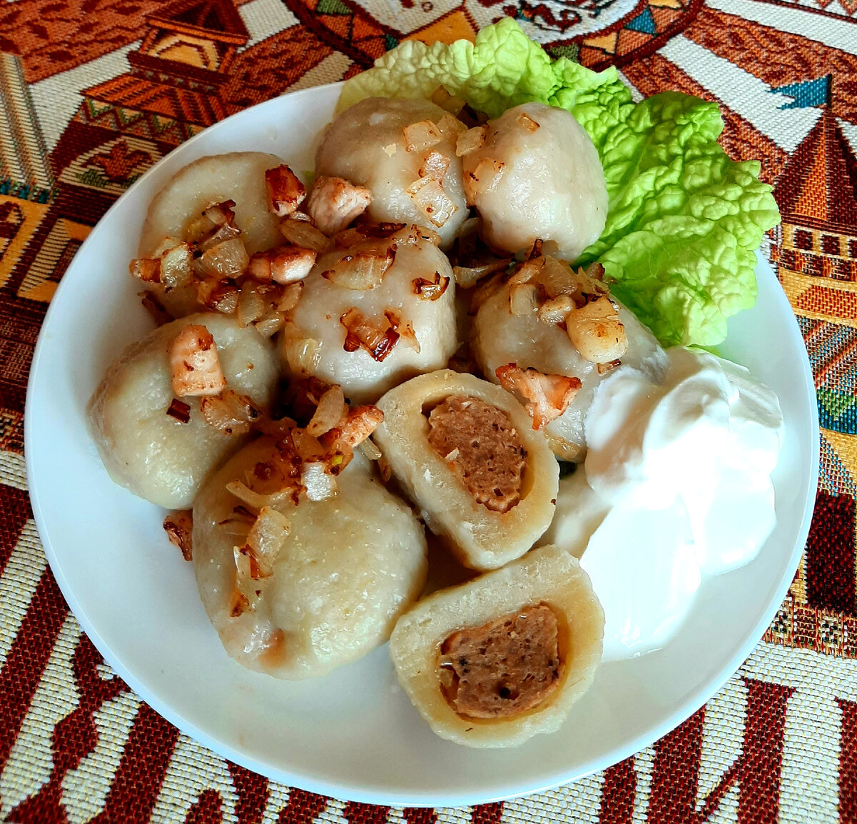 Пызы с мясом, луком и сметаной