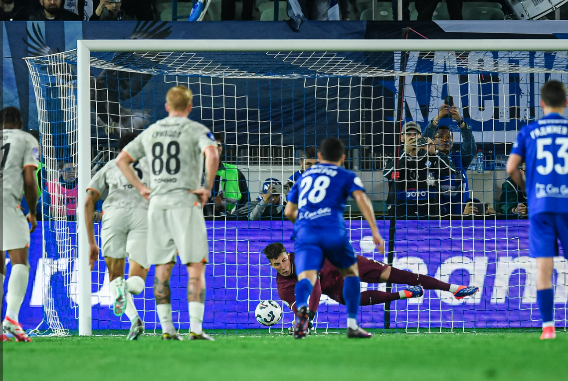 Станислав Агкацев отбил пенальти на исходе матча в Каспийске ценой травмы. Фото: ФК "Краснодар"