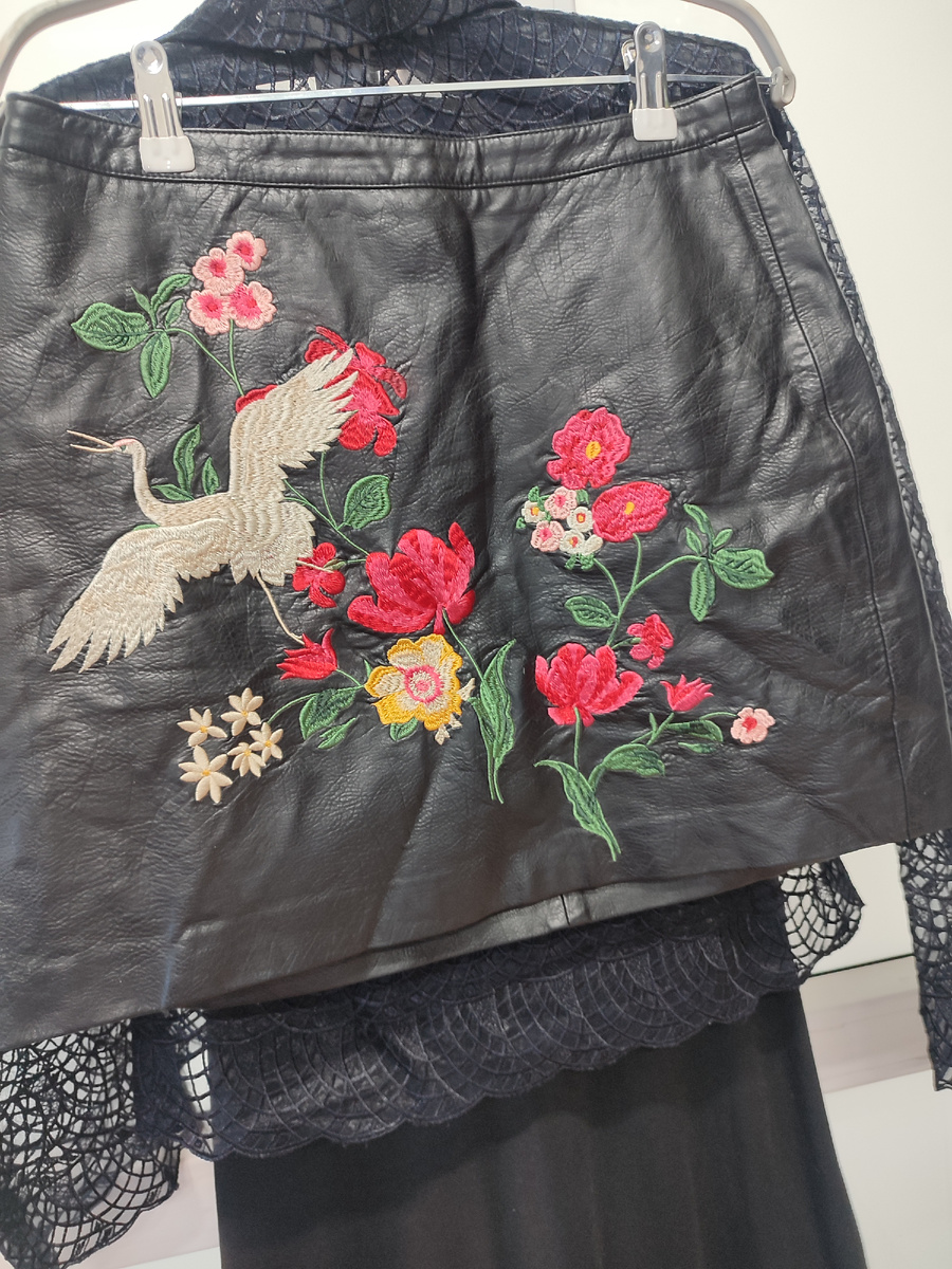 Юбка Stradivarius 42 рос Эко кожа с вышивкой ❤❤Поб 50 см, длина 39 см, 1000 р Есть подклад