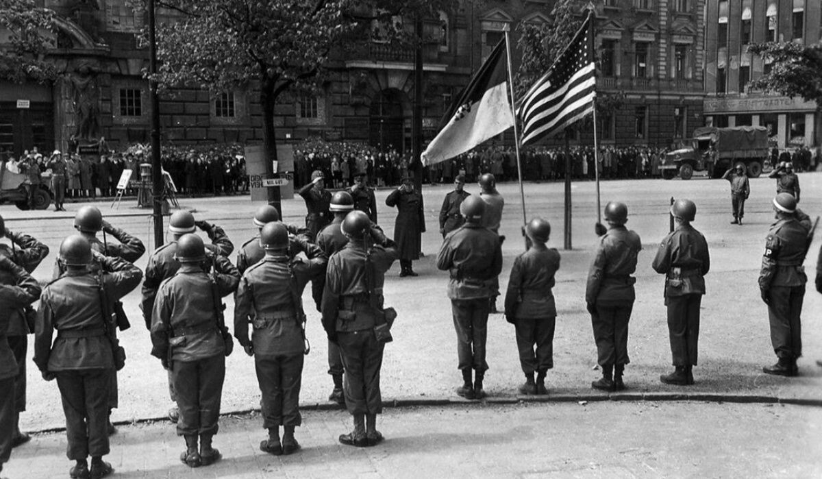     Войска 1-го Украинского фронта встретились с войсками 1-й армии США. Источник: Getty Images Автор фото: Allan Jackson