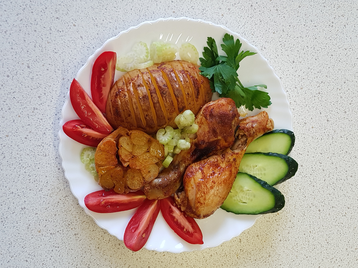 И попробуйте мне написать, что картошка и запечёная голень курицы не ПП.