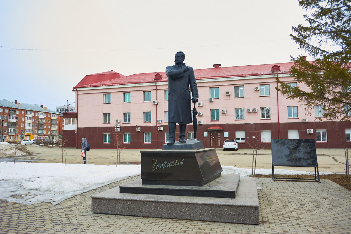 памятник Петру Ильичу Чайковскому на площади железнодорожного вокзала города Ижевска. Фото автора © Ю.А. Карачев 2025 год, Сайты: ykarachev.ru Фото и Жизнь. приобрести фото можно на https://lori.ru/Karachev