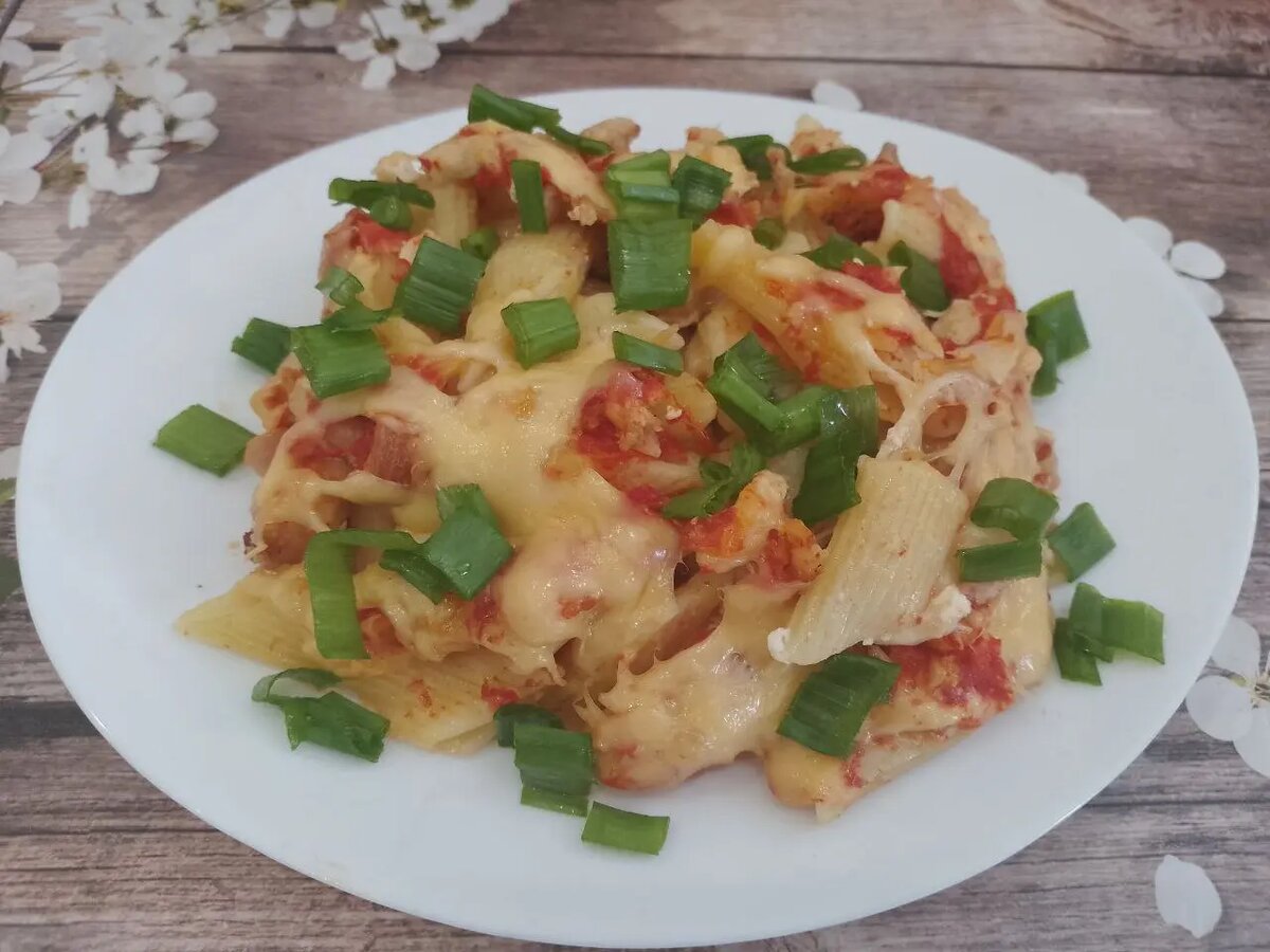 Макаронная запеканка с курицей и сыром