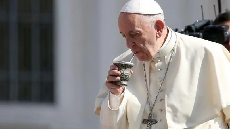 Папа Франциск любил мате (классический чайный южноамериканский напиток), танго и футбол.