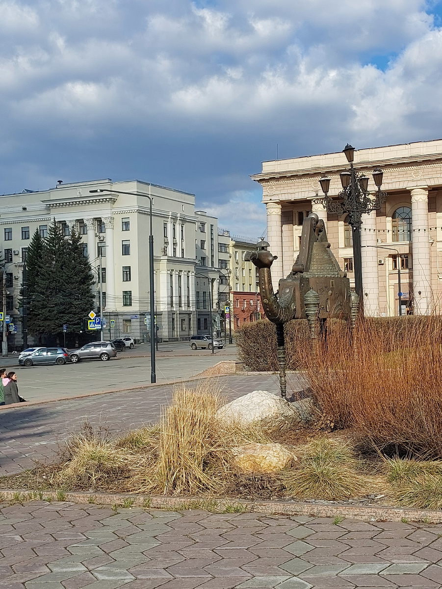 Верблюд у театра драмы в Челябинске, как будто в песках