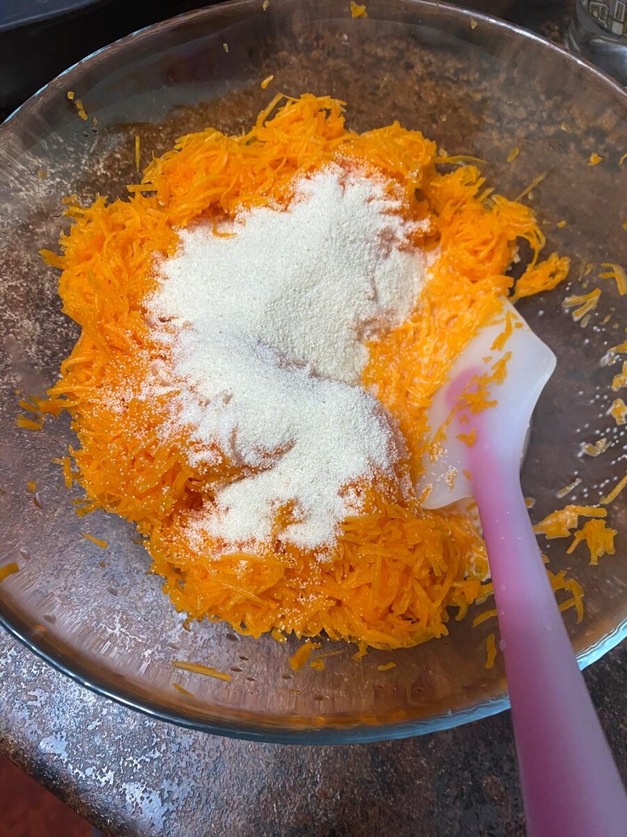 Натираем тыкву на мелкой терке.