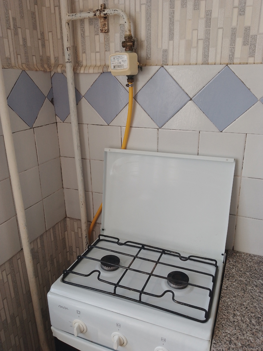 Обшарпанную трубу придется закрасить