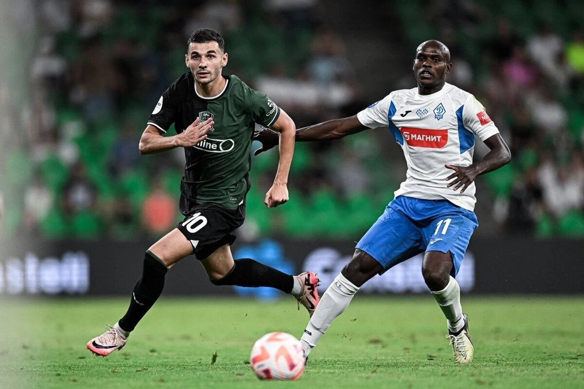 Эдуард Сперцян (Краснодар) и Эгаш Касинтура (Динамо Махачкала)