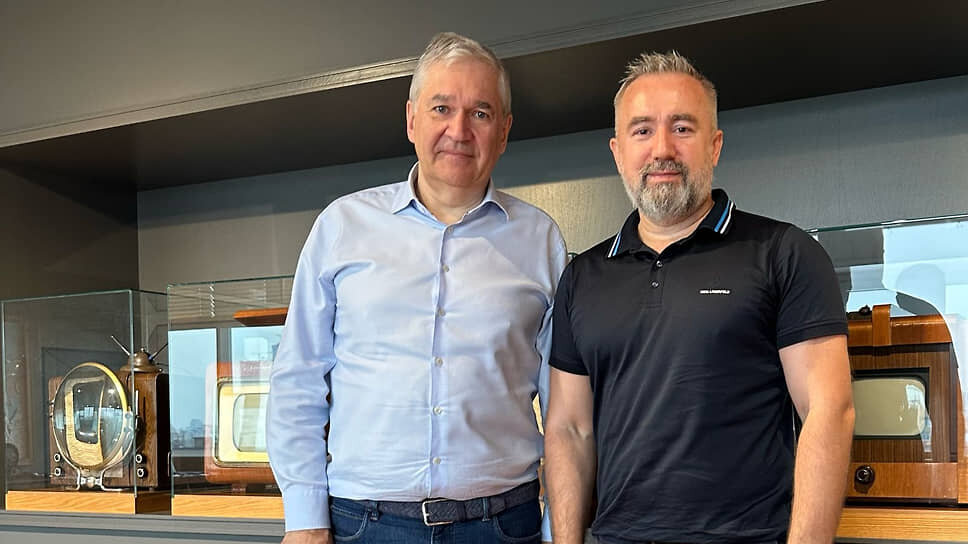 Сергей Кириленко (справа) со своим наставником — генеральным директором ВГТРК Олегом Добродеевым.📷Фото: личный архив Сергея Кириленко