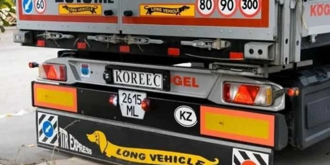 Какую информацию несут символы в виде цифр и букв, размещенные на грузовых автомобилях?